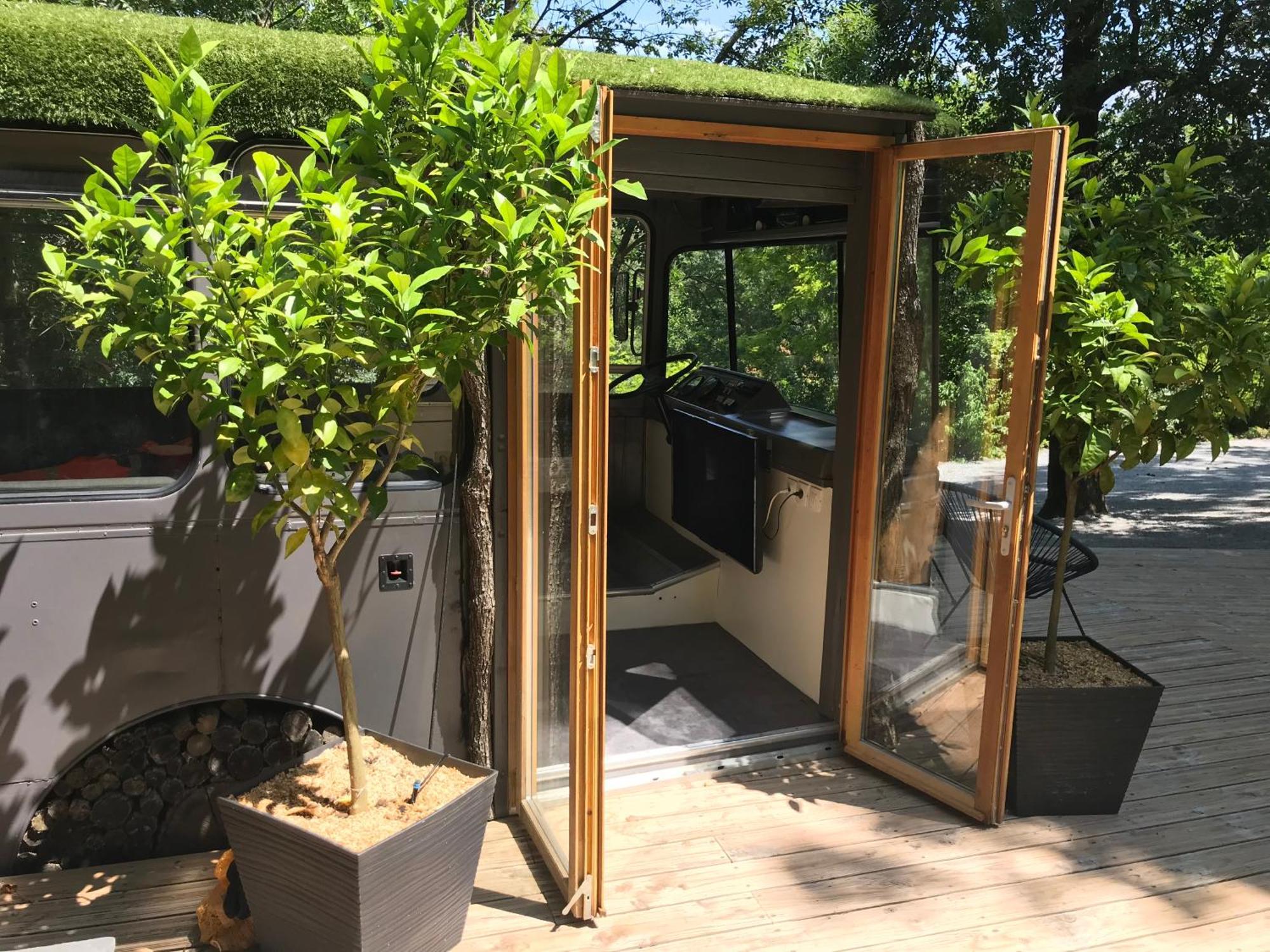 Bus Atypique Au Bord Du Canal Du Midi Et Au Coeur D'Une Foret 2 Chambres Villepinte  Exterior photo
